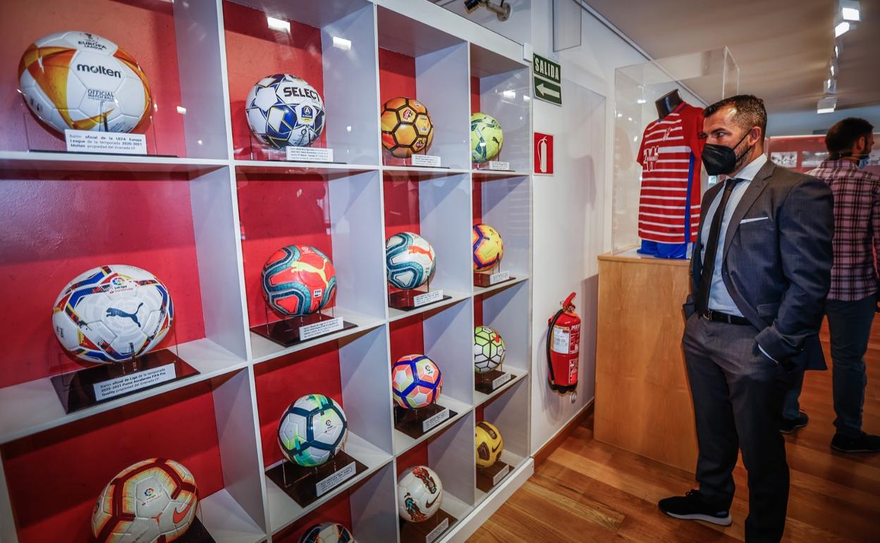 Diego Martínez contempla la colección de balones de la exposición del 90 aniversario. 