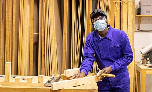 Imagen principal - Empleo y trabajo | De camarero en el Albaicín a carpintero para salir del paro