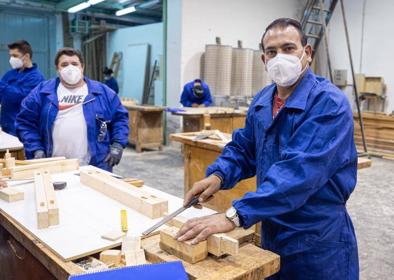 Imagen secundaria 1 - Empleo y trabajo | De camarero en el Albaicín a carpintero para salir del paro