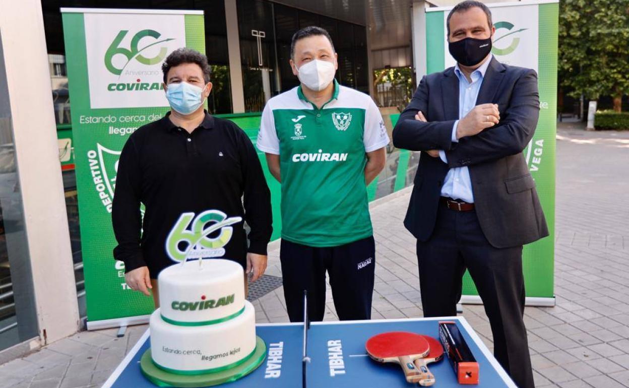 Juanito, en su presentación oficial este viernes junto al director general de Covirán, José Francisco Muñoz, y el presidente del CD Huétor Vega de tenis de mesa, Manuel Valverde. 