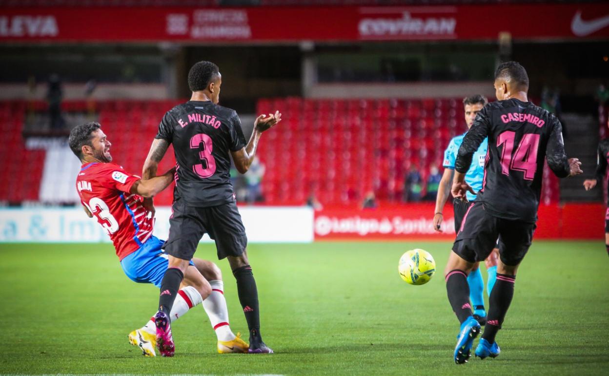 Momento en el que Militao pisa a Jorge Molina delante del colegiado Gil Manzano. 