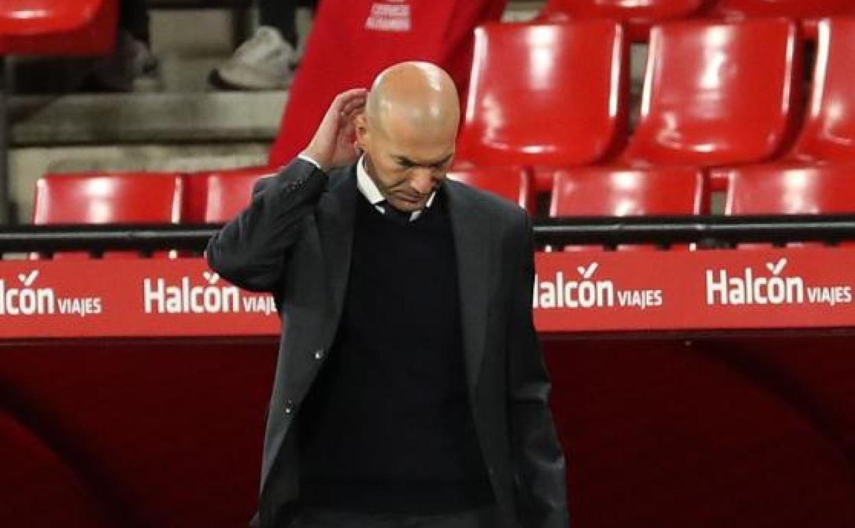 Zidane reflexiona durante el encuentro en Granada. 