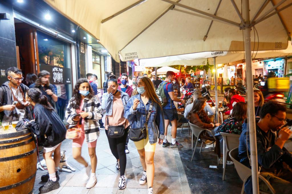 Terrazas de bares y grupos de jóvenes bebiendo a la intemperie.