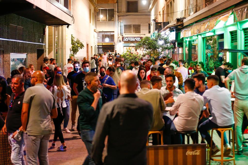 Terrazas de bares y grupos de jóvenes bebiendo a la intemperie.