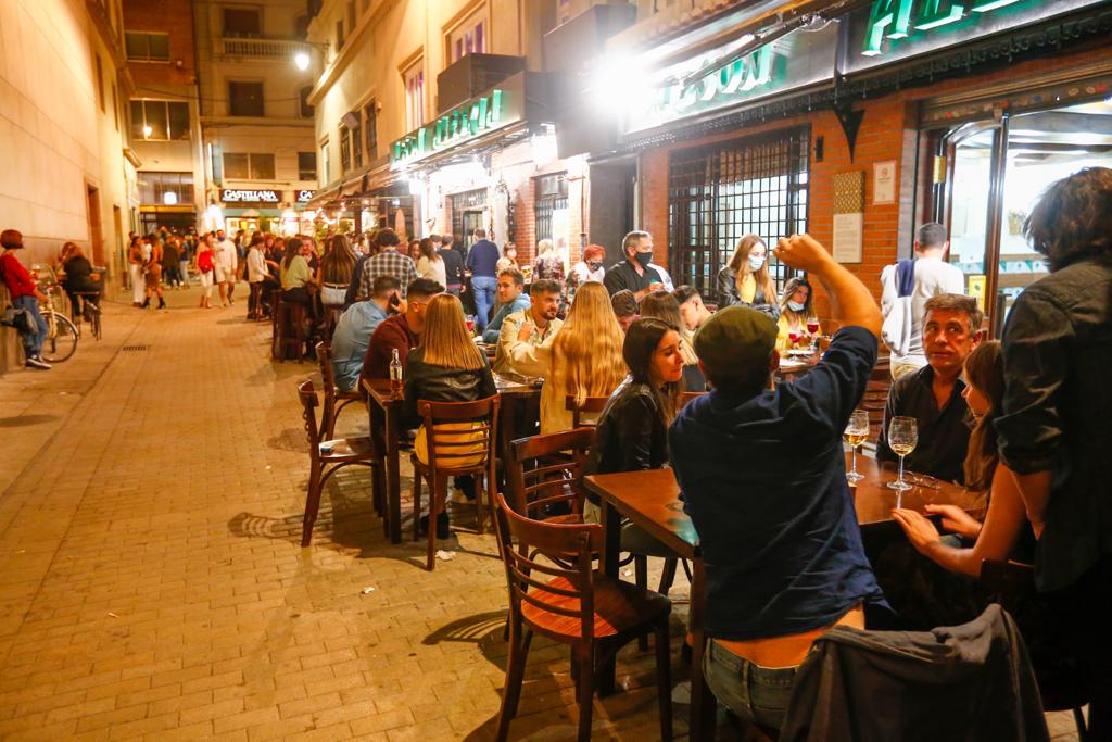 Terrazas de bares y grupos de jóvenes bebiendo a la intemperie.