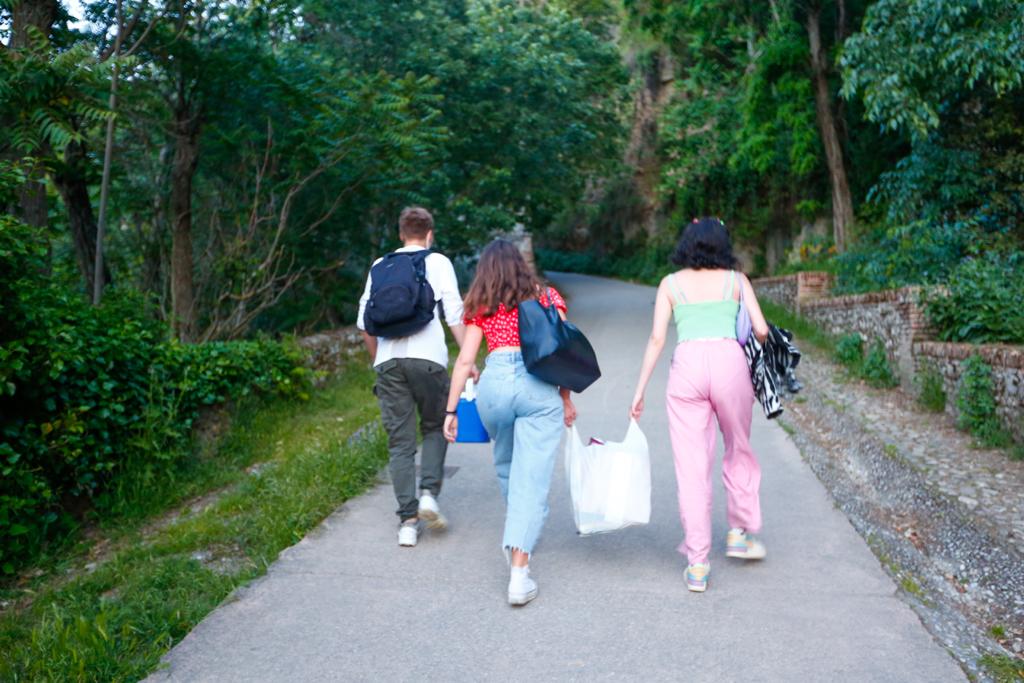 Terrazas de bares y grupos de jóvenes bebiendo a la intemperie.