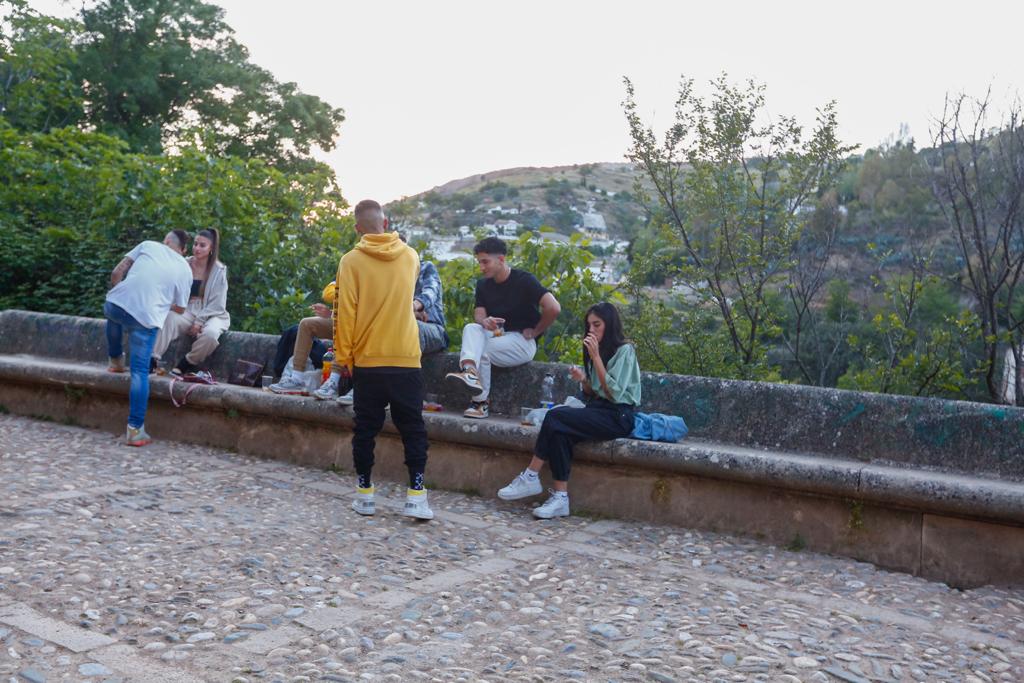 Terrazas de bares y grupos de jóvenes bebiendo a la intemperie.