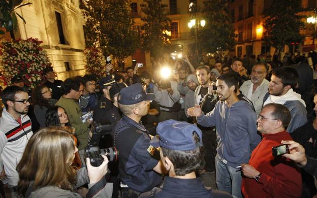 La imagen es de los momentos previos al desalojo de la Acampada Granada por la Policía Nacional. A la mañana siguiente, volvieron.