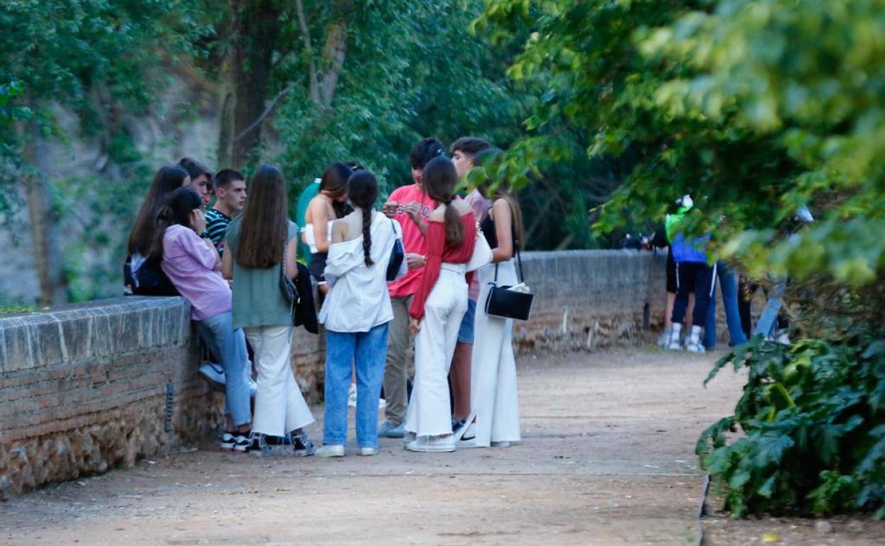 Varios jóvenes se reunieron junto al Camino del Avellano. 