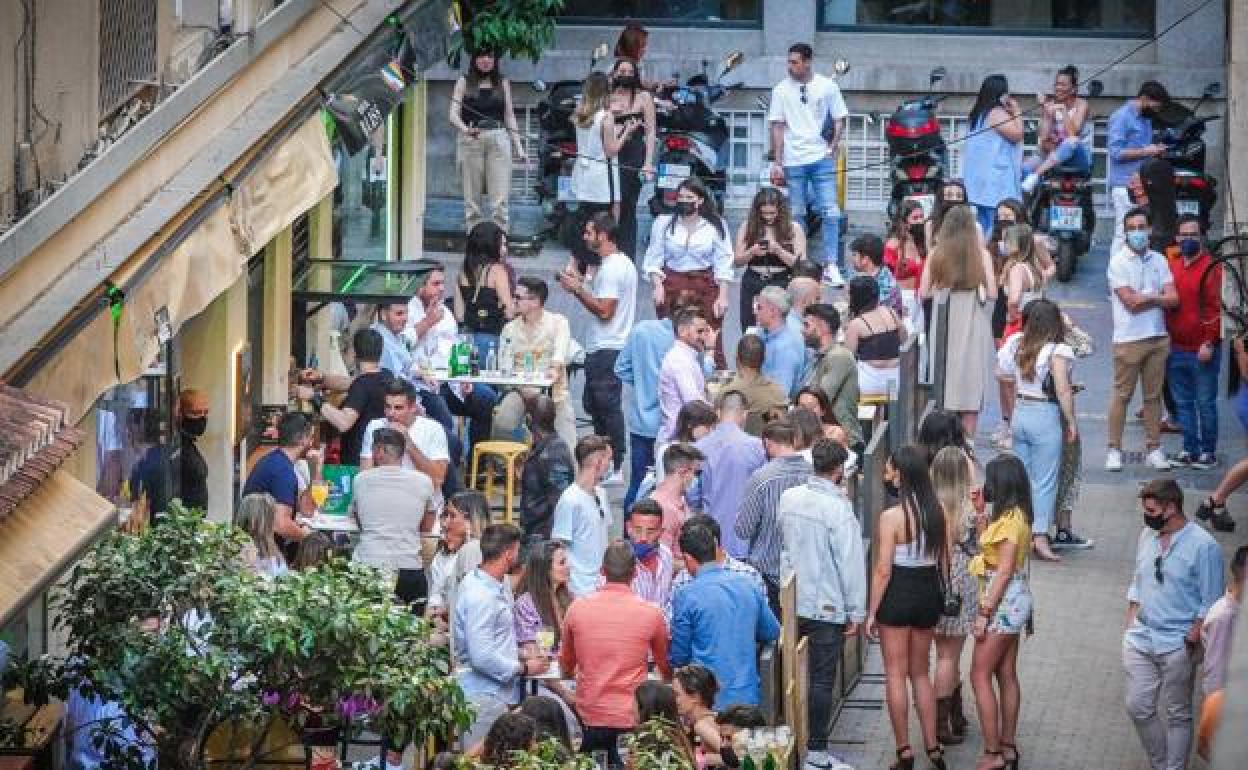 27 denuncias en Granada por botellones durante el fin de semana