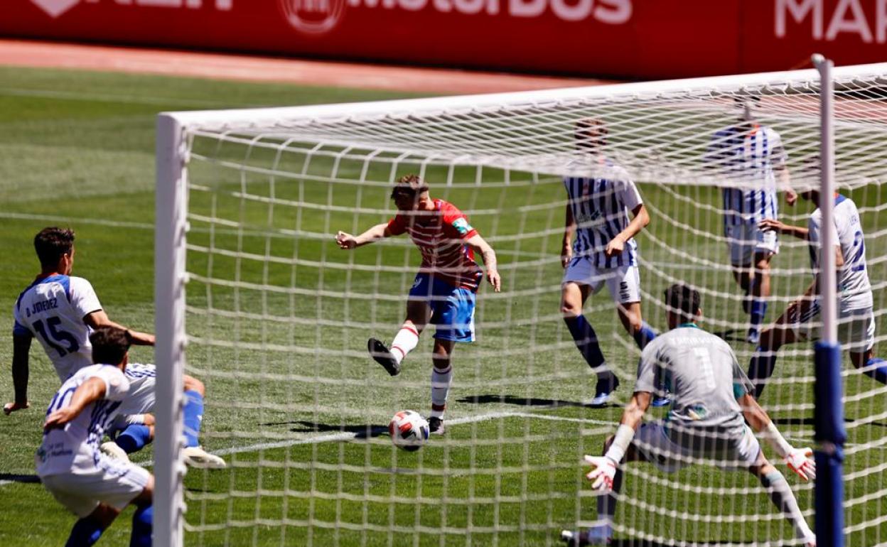 Un gol de Aranda acerca la permanencia del Recreativo Granada