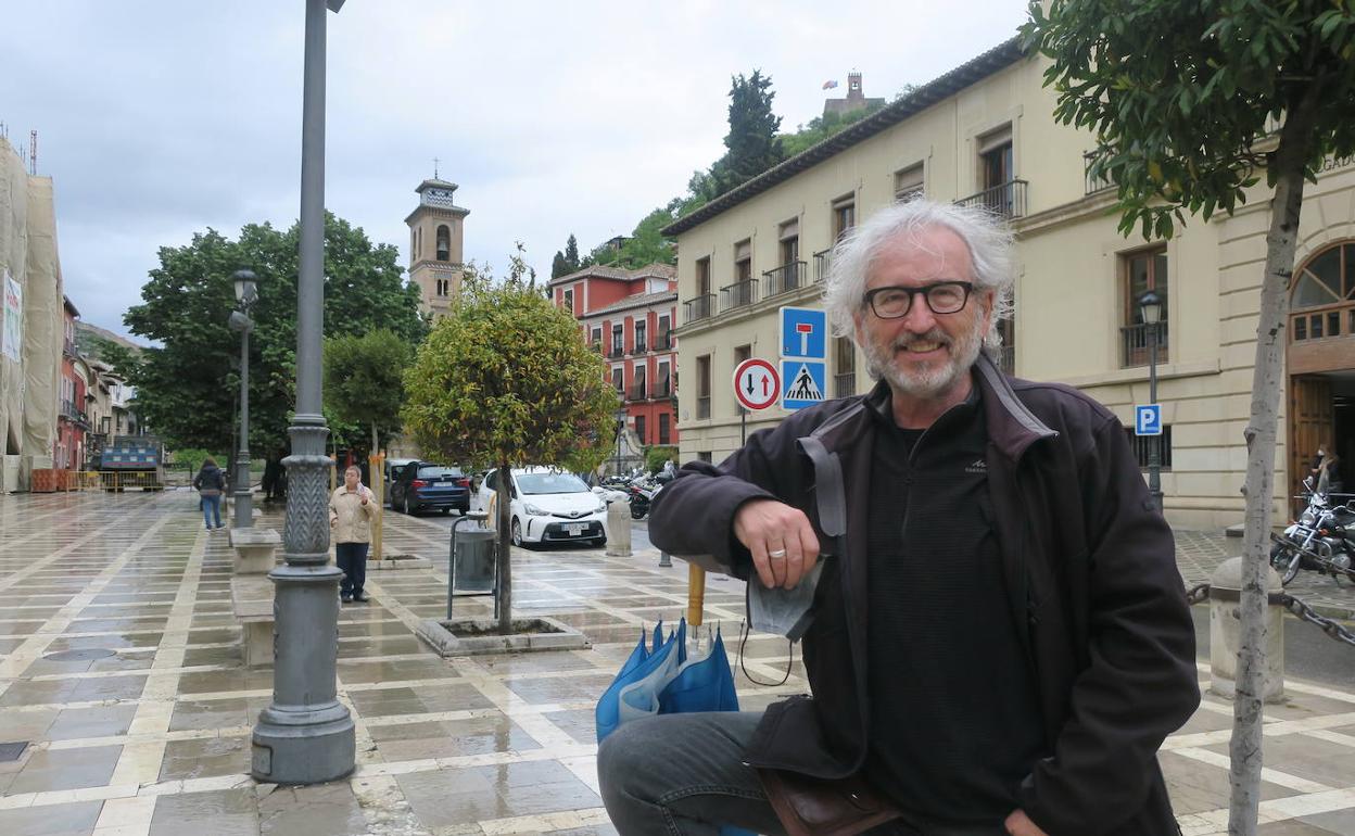 El editor y escritor Miguel Ángel Arcas, en plaza Nueva. 