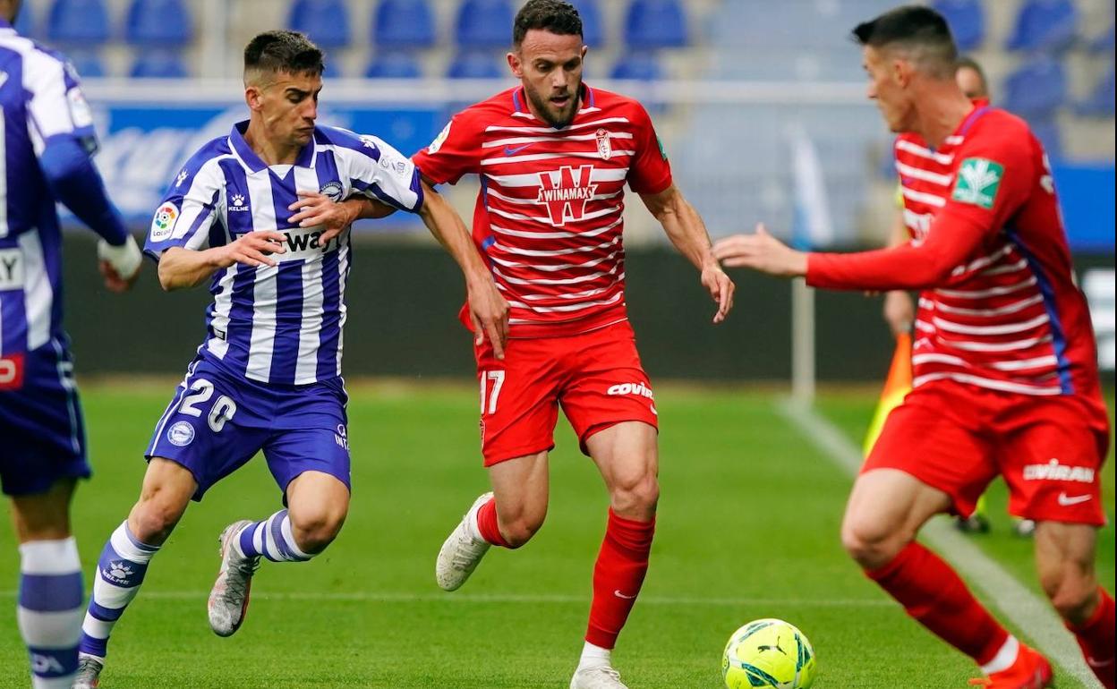 Quini conduce el balón durante el duelo en Mendizorroza. 