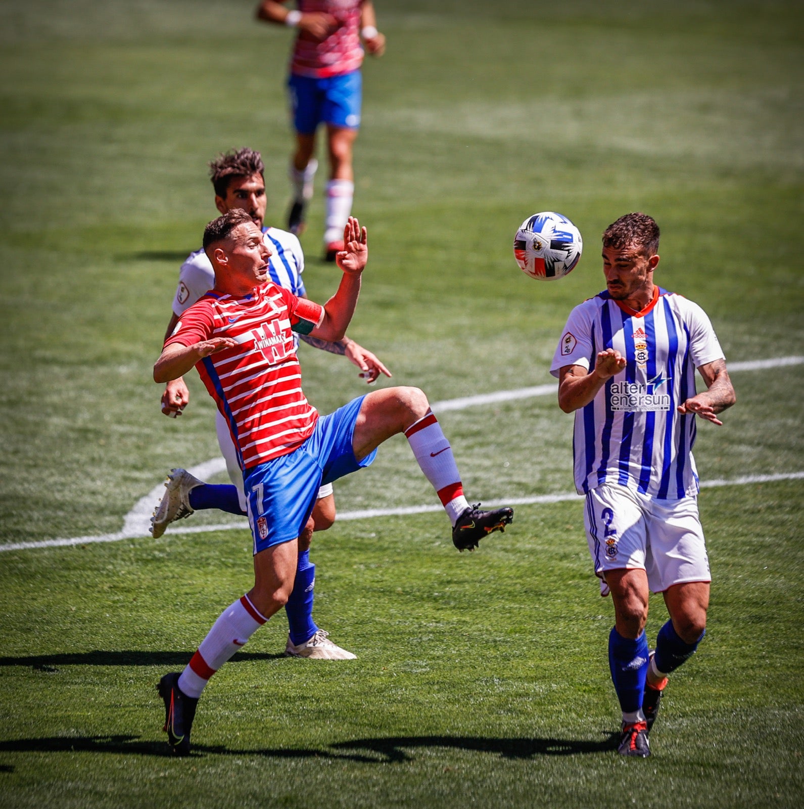 El solitario tanto del mediapunta granadino y las paradas de Joao Costa dejan al filial rojiblanco a un punto de la salvación