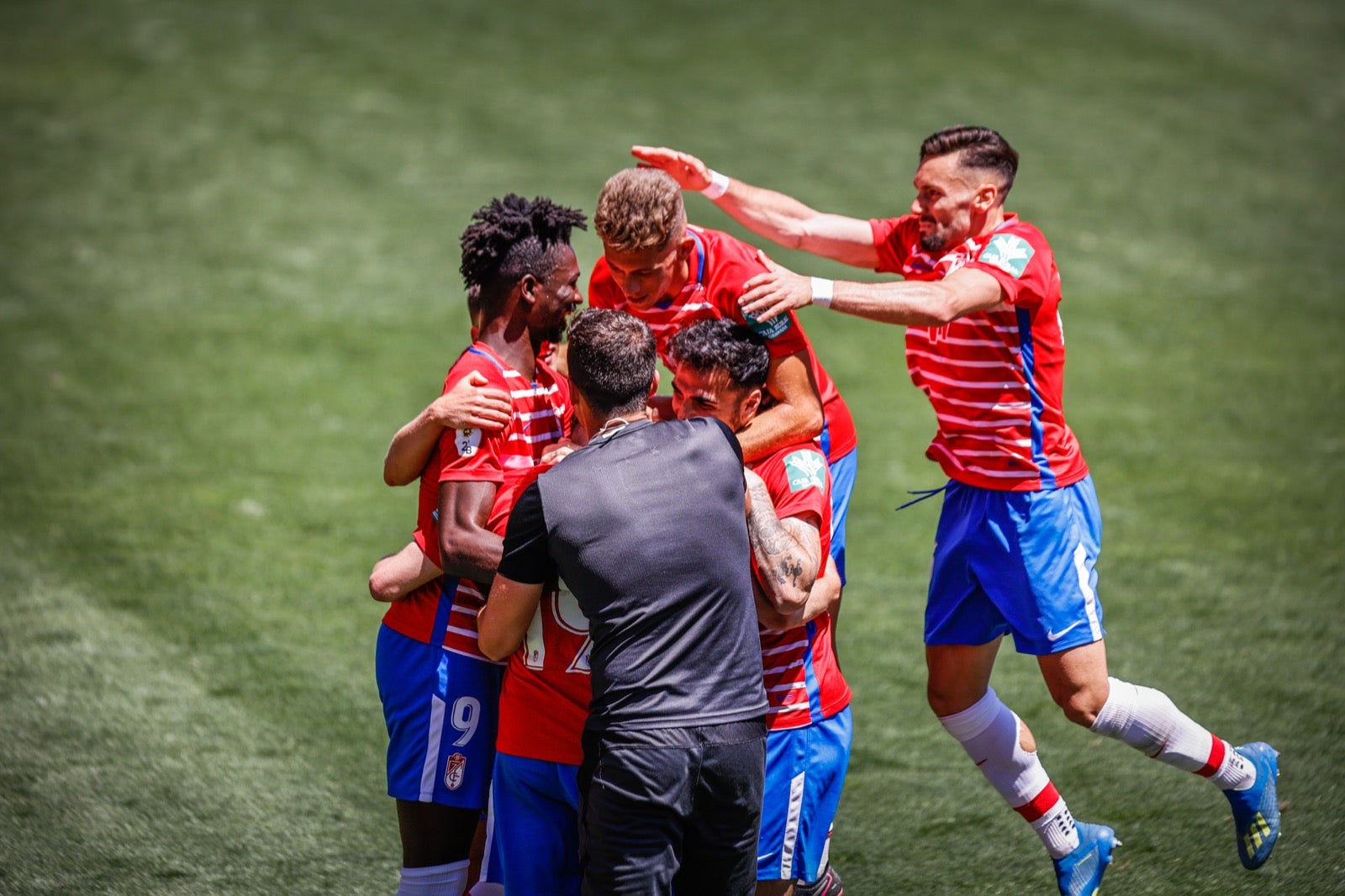 El solitario tanto del mediapunta granadino y las paradas de Joao Costa dejan al filial rojiblanco a un punto de la salvación