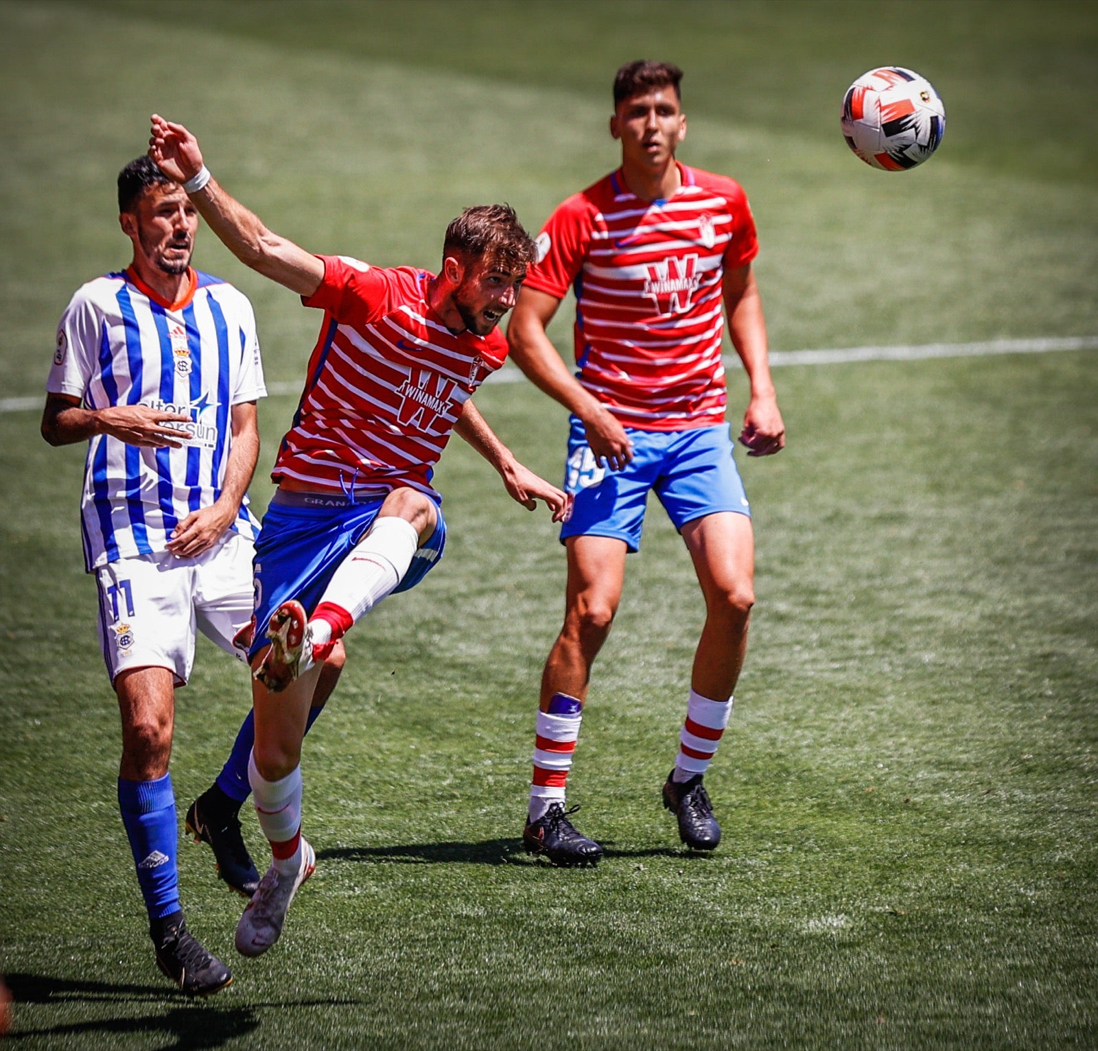 El solitario tanto del mediapunta granadino y las paradas de Joao Costa dejan al filial rojiblanco a un punto de la salvación