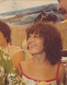 Imagen secundaria 2 - La dirigente vecinal en diferentes actos públicos con Rafael Alberti o Julio AnguiTa. A la derecha, Maruja durante una charla en la Universidad