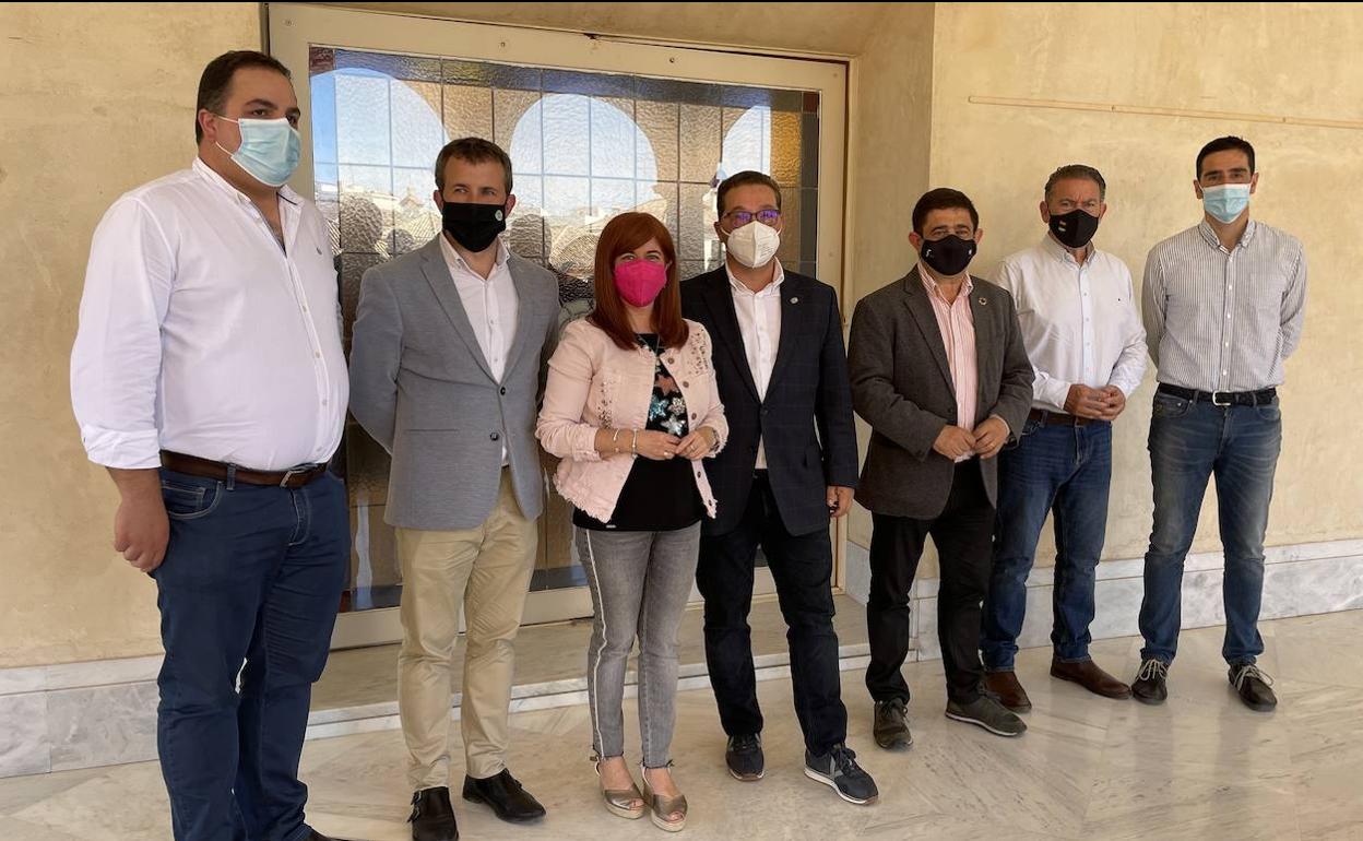 El presidente de la Diputación, ayer con los seis regidores en el balcón del Ayuntamiento de Andújar. 