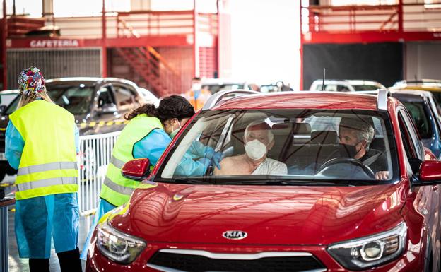 Andalucía suministrará la segunda dosis de AstraZeneca esta semana si Sanidad no decide