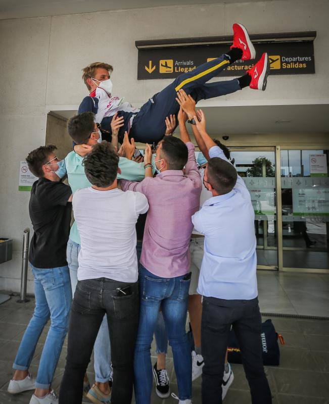 José Luis Hidalgo es manteado por sus compañeros en el aeropuerto de Granada. 