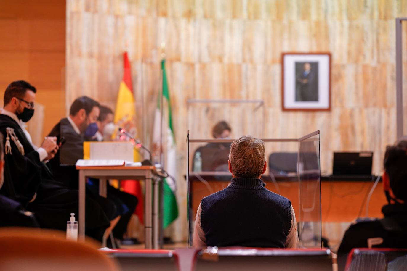 El acusado, Fabio T., sentado este lunes en el banquillo, en la Sala Antonio Angulo de la Caleta, donde está siendo enjuiciado por un jurdao popular. 