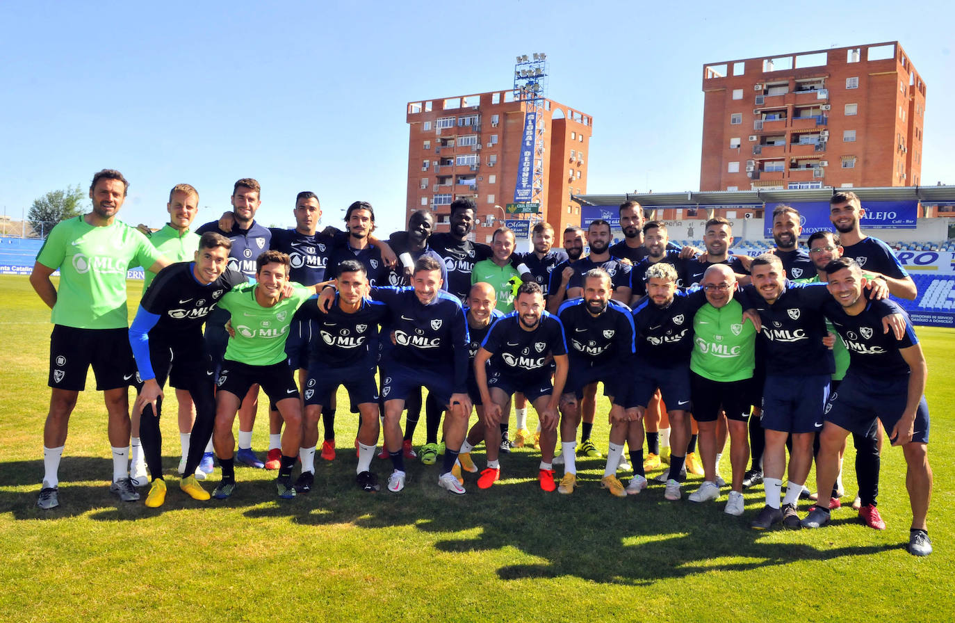 La plantilla del Linares en la temporada 2020/21 será recordada por haber cumplido muy por encima de lo esperado y darle al club el título de campeón de la última Segunda B.