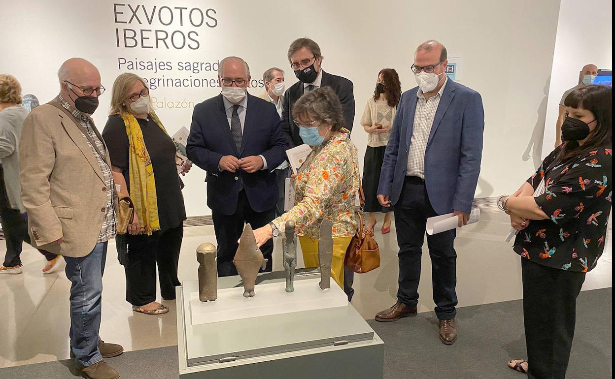 Carmen Rueda explica el contenido de unaparte de la exposición a representantes de la UJA y la delegación de Cultura. 