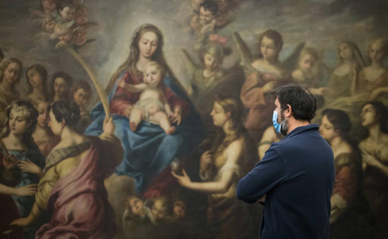 Visitante observa una de las obras de la exposición permanente del Museo de Bellas Artes. 