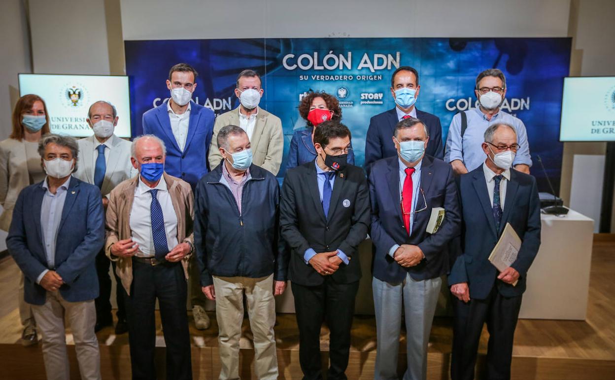 Los productores de TVE, científicos y defensores de las distintas teorías sobre el origen del almirante, en el Hospital Real.