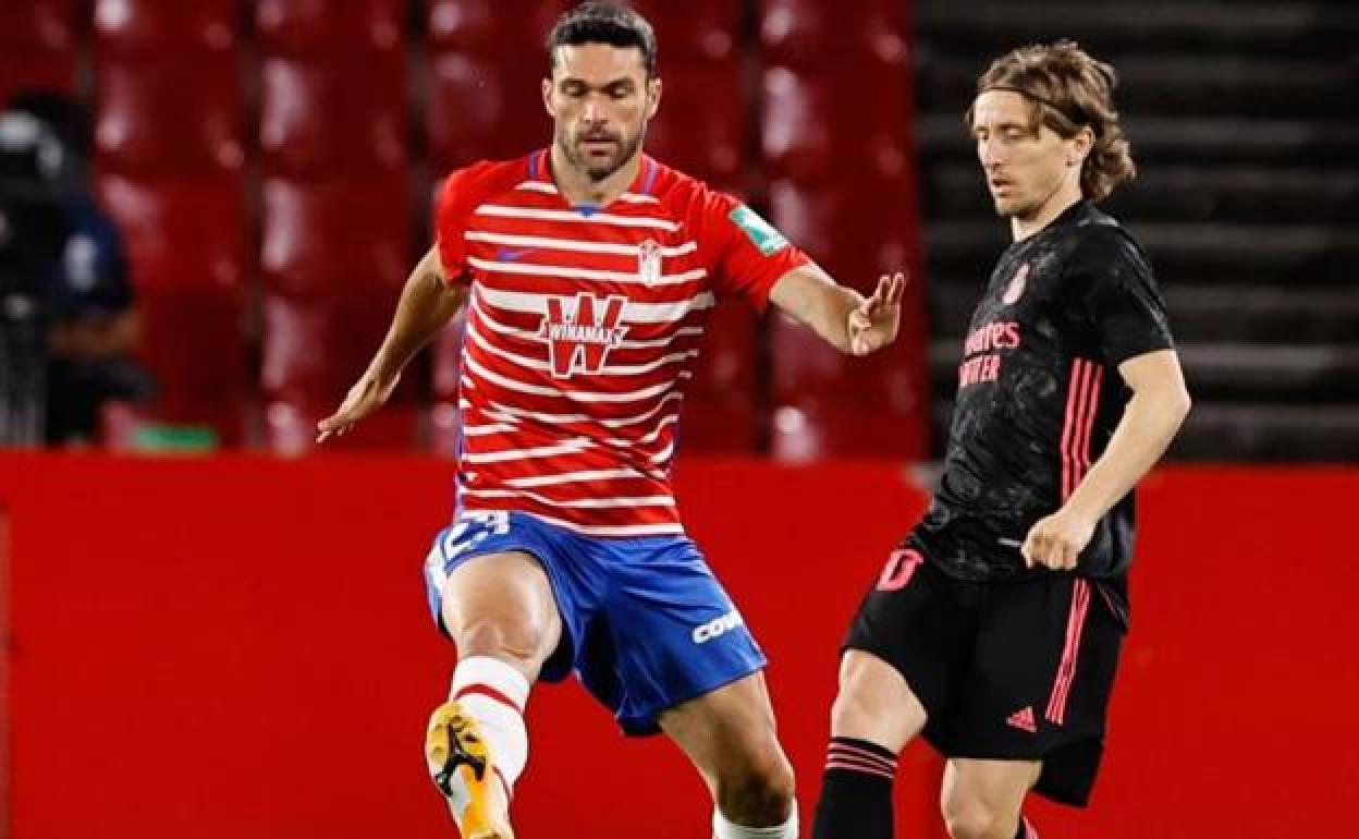 Jorge Molina toca el balón frente a Luka Modric, en el partido contra el Real Madrid. 