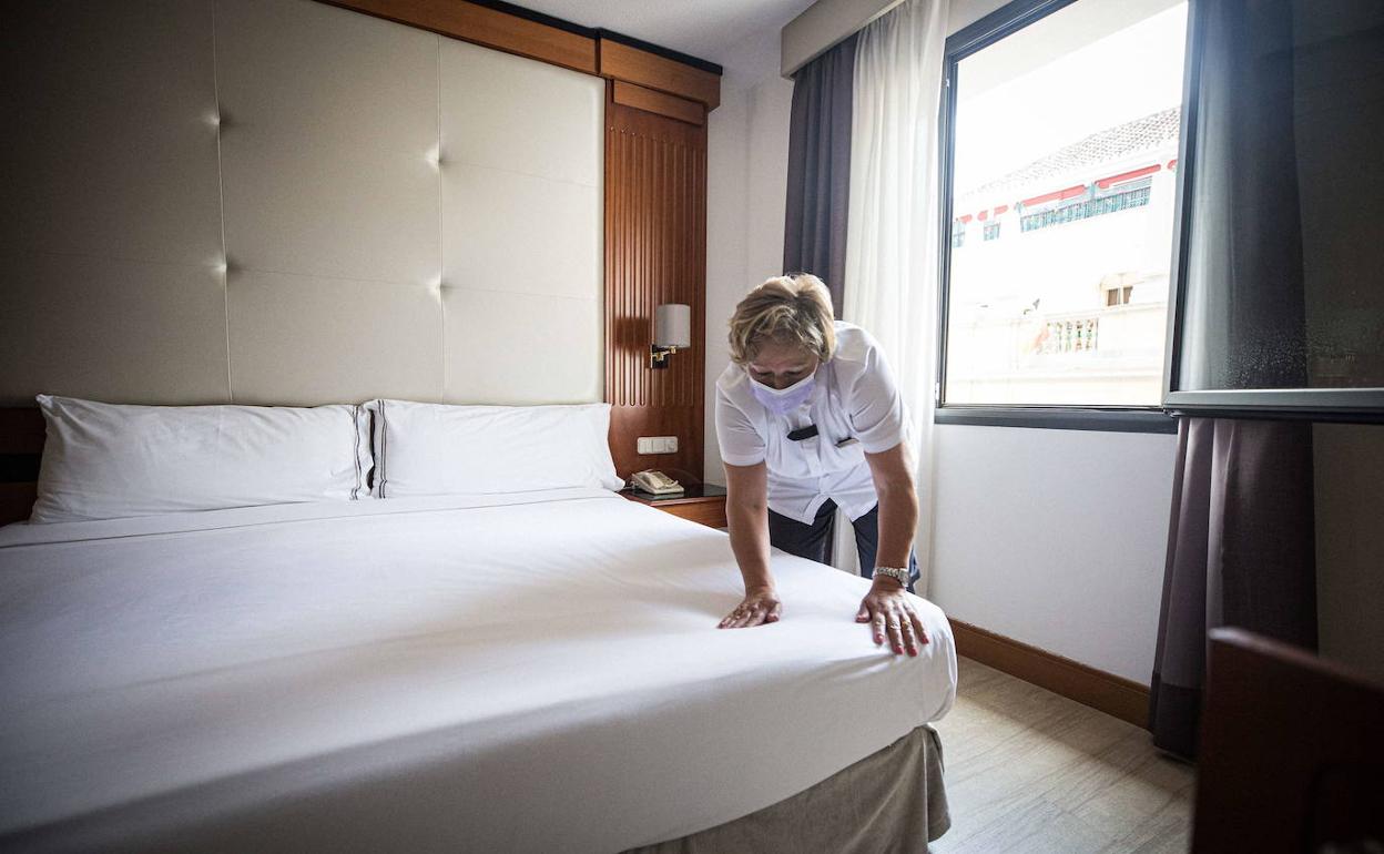 Preparativos en una habitación para la reapertura de un hotel tras el estado de alarma. 