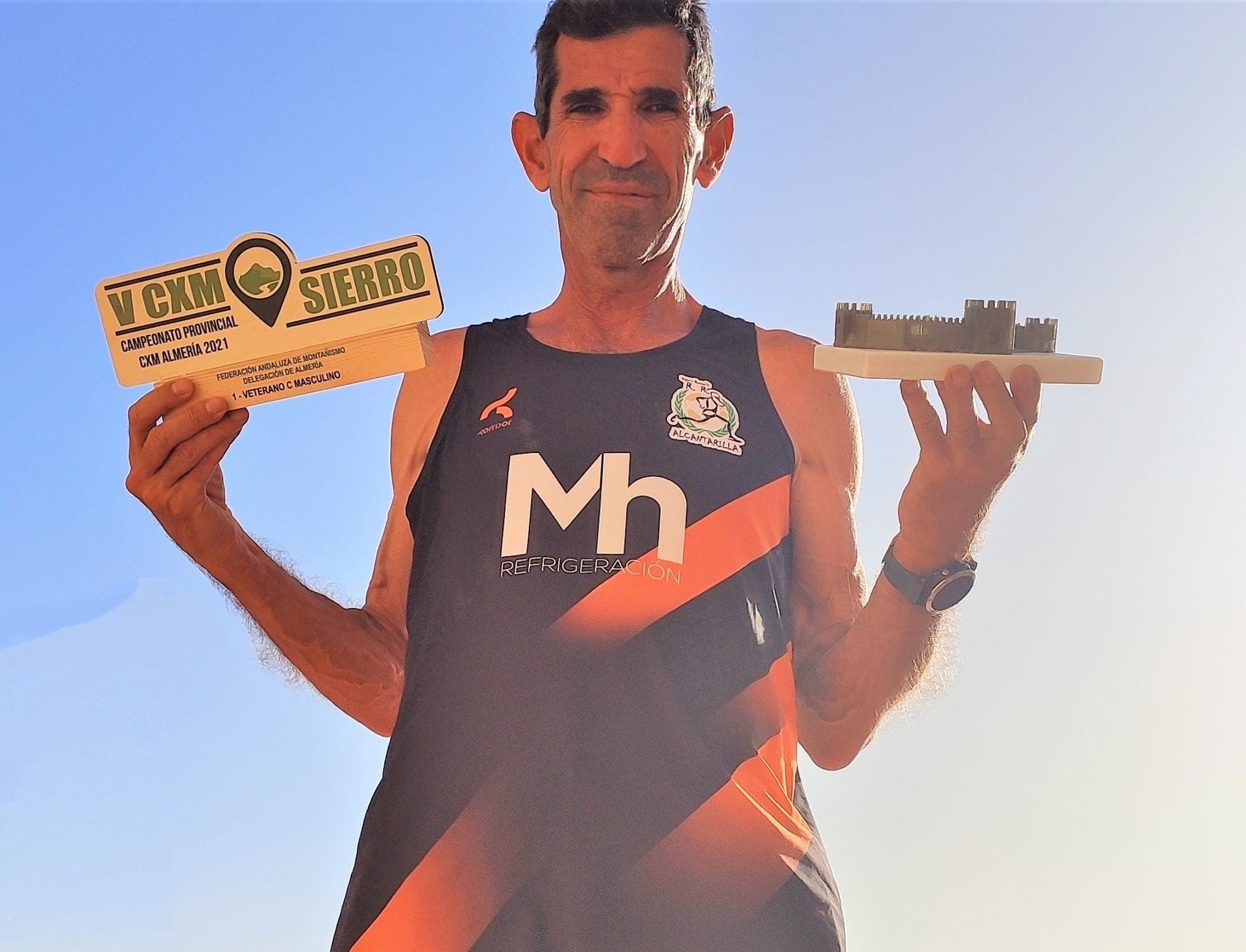 Federico Sáez, con los premios recibidos en Sierro.