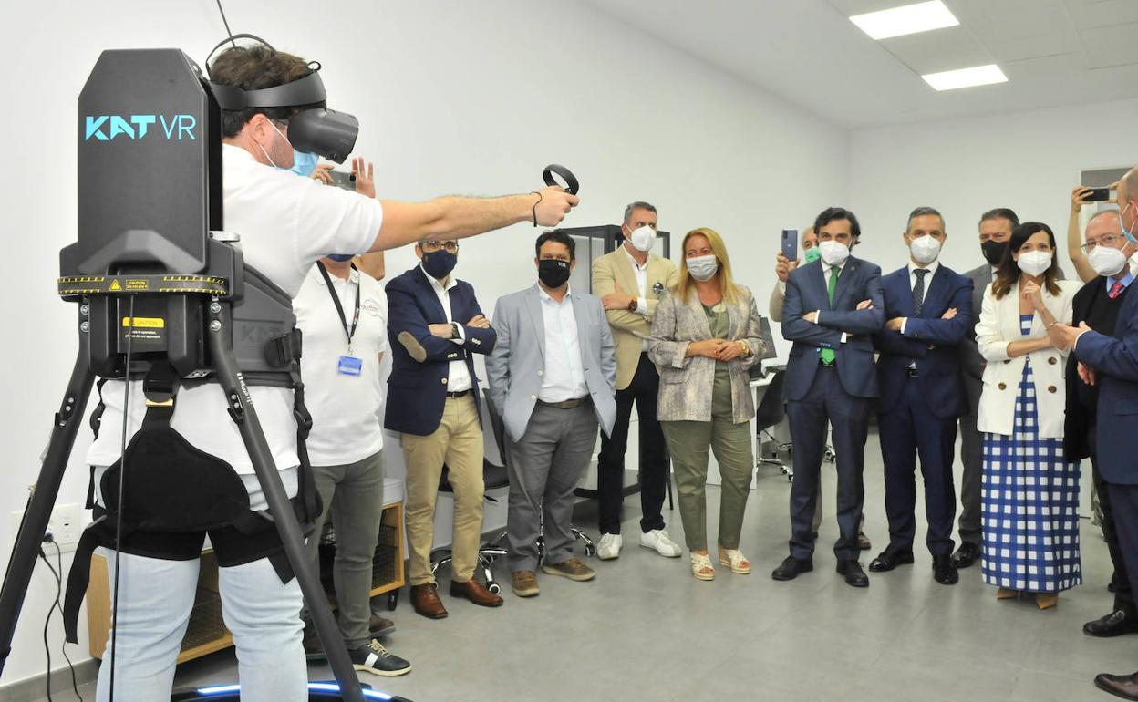 Demostración de una experiencia de realidad aumentada en el Showroom del nuevo Coworking Digital. 