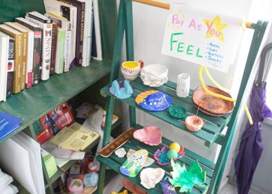 Imagen secundaria 1 - La entrada del local y algunos detalles. 