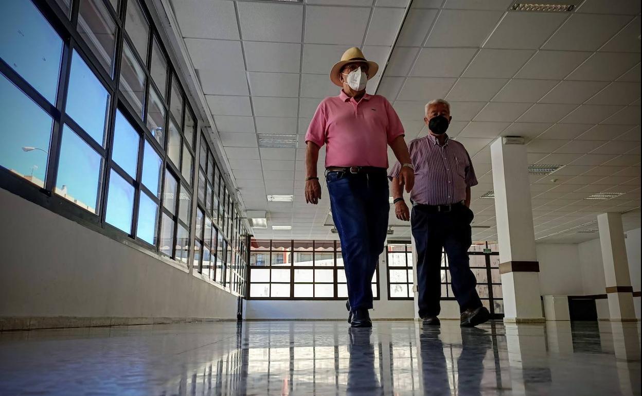 Pepe Yáñez y Antonio Ruiz, en la única sala de la que disponen los vecinos.