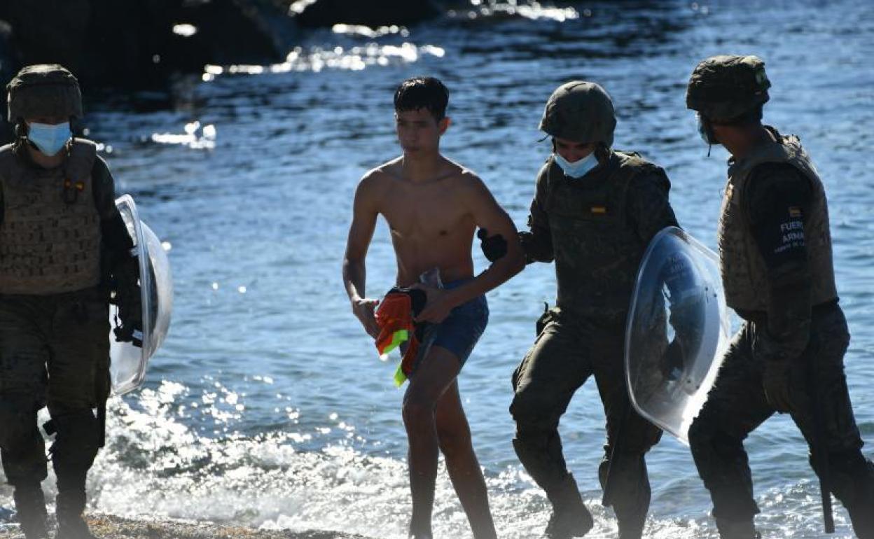 Moreno pide un «reparto equilibrado» de los menores llegados a Ceuta: «Andalucía ya está saturada»