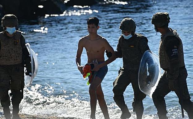 Moreno pide un «reparto equilibrado» de los menores llegados a Ceuta: «Andalucía ya está saturada»