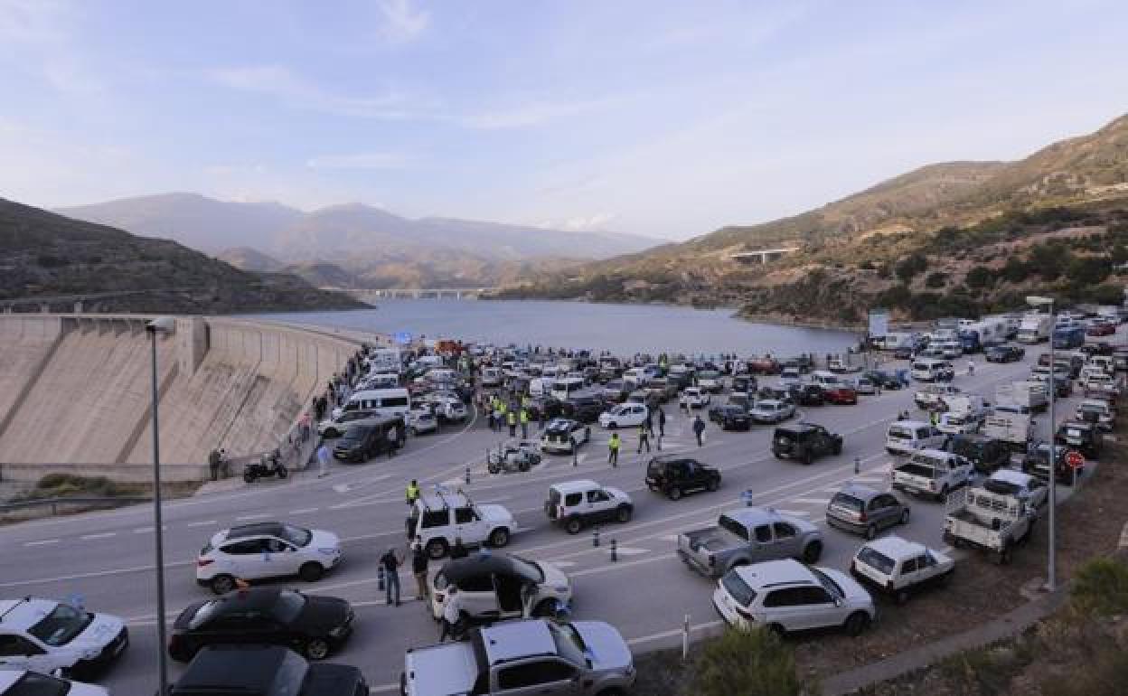 Imagen de la protesta de los agricultores para reclamar las canalizaciones de Rules.