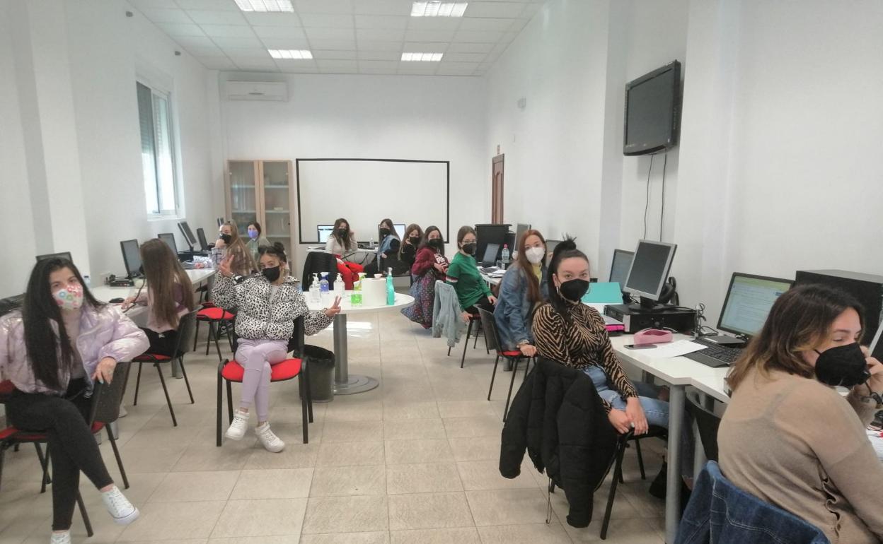 Alumnas del ciclo de atención a personas en situación de dependencia hacen prácticas en la centralita que se ha montado en el Guadalinfo. 