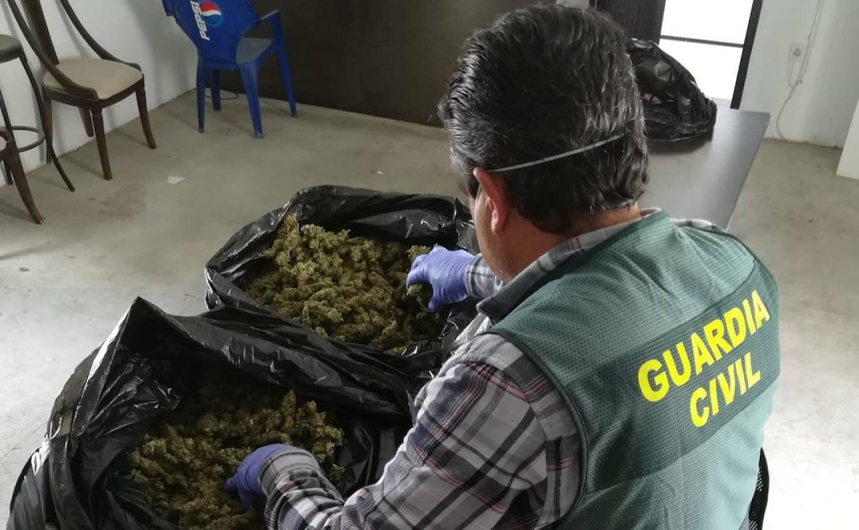 Droga en Granada | Detienen a un individuo que huyó de un control con un vehículo cargado de marihuana