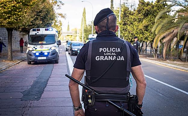 Altercado de la Policía Local de Granada con dos jóvenes tras un botellón