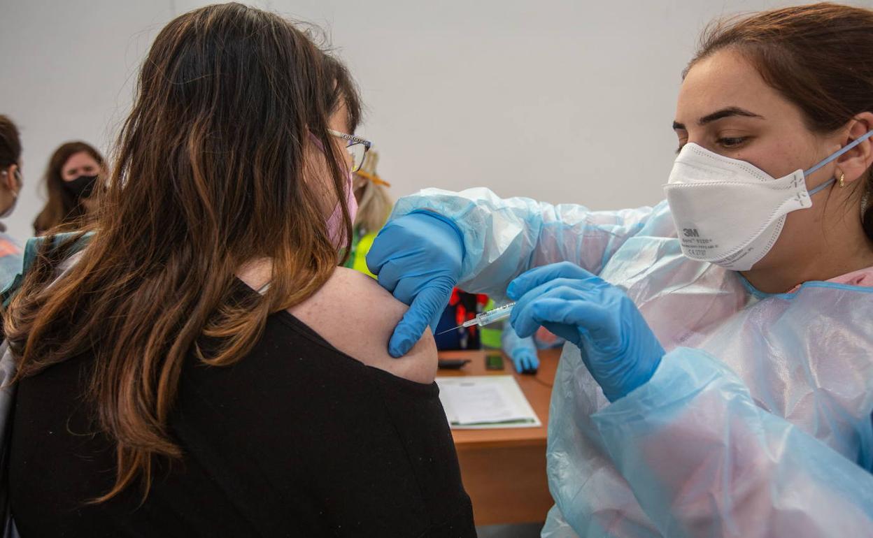 Granada tiene 74.900 dosis de AstraZeneca a la espera de que se decida qué hacer