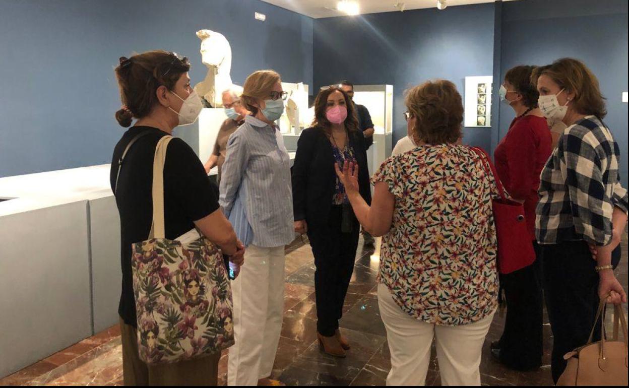 La directora del Museo de Jaén habla en la sala de Cerrillo Blanco a las responsables de la Junta y el Estado. 