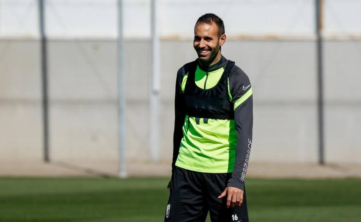Víctor Díaz, capitán del Granada, en un entreno anterior. 