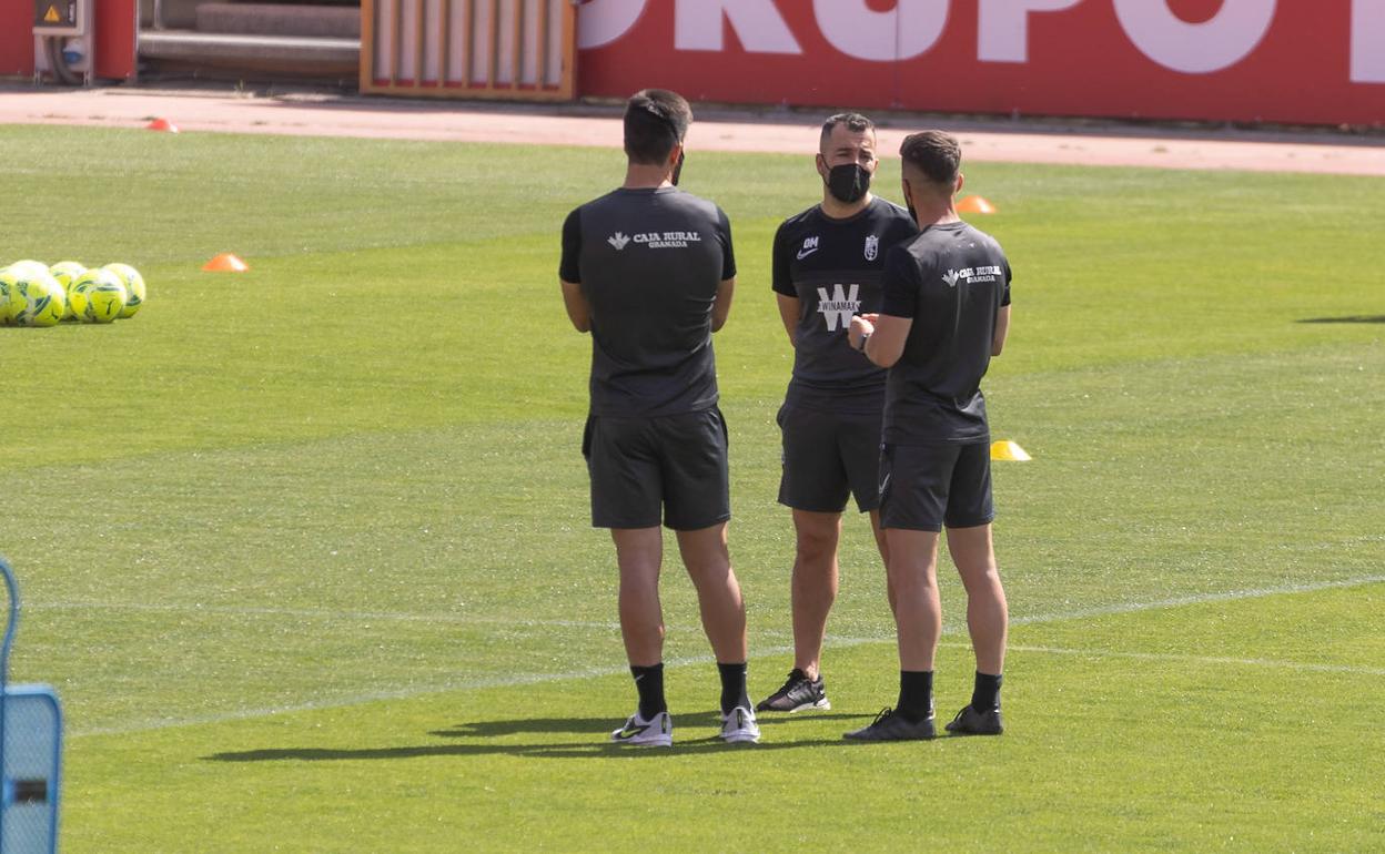 Diego Martínez conversa con Raúl Espínola y Álvaro García. 