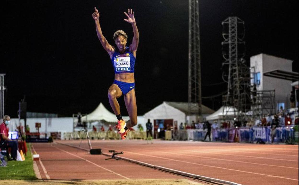 Yulimar Rojas, en pleno triple salto en el Meeting de Andújar. EFE