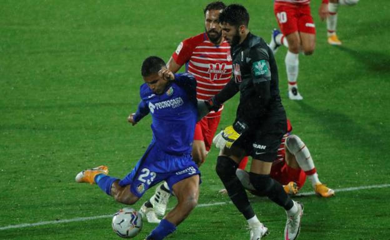Rui Silva sale de su portería para evitar un gol de 'Cucho' Hernández en el Getafe-Granada de la primera vuelta. 