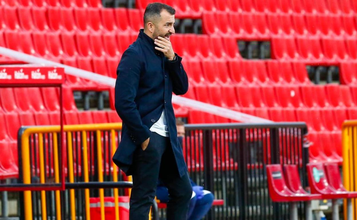 Diego Martínez, con gesto pensativo durante el partido contra el Getafe. 