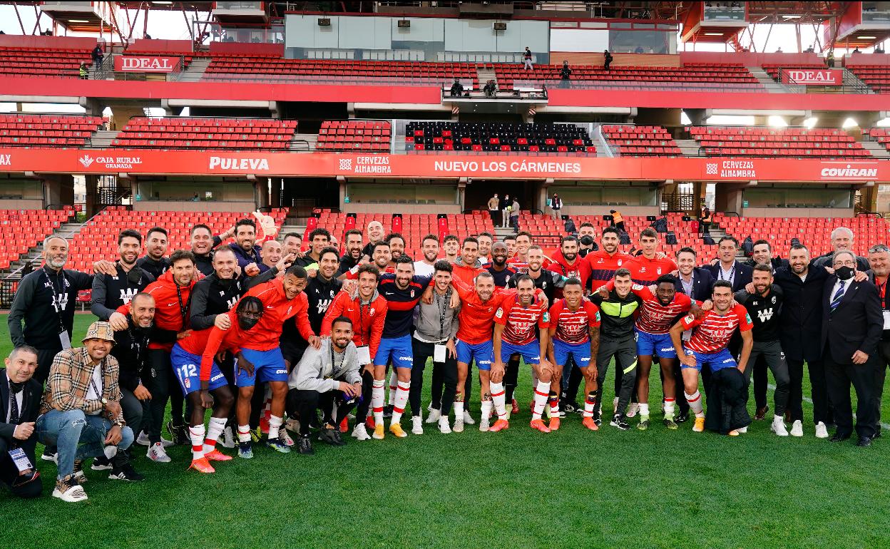 Antonio Puertas salta por el balón. 