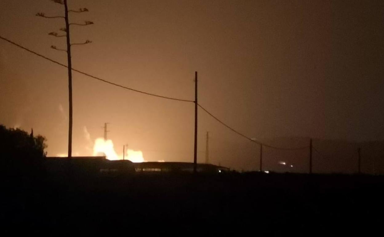 Arde un centenar de infraviviendas de un asentamiento en Níjar y provoca un herido por quemaduras